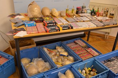 Von der Bundespolizei sichergestellte Pyrotechnik. Sie ist in Deutschland nicht zugelassen und gefährlich.