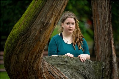 Anna Kunze im Garten des Krankenhaus Friedrichstadt in Dresden. Hier fand sie während ihrer Klinikaufenthalte Ruhe.