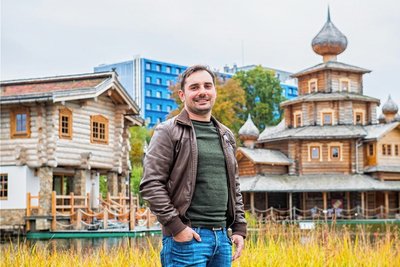 Roberto Fricker ist seit dem 1. September Geschäftsführer der Badegärten Eibenstock GmbH. Er steht vor der Saunalandschaft, die in letzter Zeit um Gastroscheune (links) und Mühle, ein Ferienhaus, gewachsen ist. Die Erweiterung des Badebereichs soll im kommenden Jahr beginnen. 