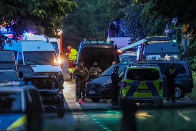 Ein Spezialeinsatzkommando (SEK) ist bei einer Bedrohungslage in Dortmund im Einsatz, bei der ein Polizist angeschossen wurde. Ein Schütze, der in Dortmund einen Polizisten angeschossen und sich dann stundenlang mit seinen Kindern in einer Wohnung verschanzt hat, hat sich gestellt.
