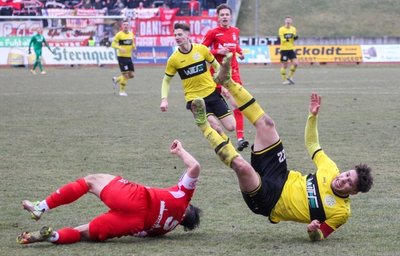 Gegen Erfurt ist der VFC Plauen mit Kapitän Kevin Walther (rechts) beim 1:2 hingefallen. In Wernigerode wird Walther fehlen, da er sich in der Schlussphase gegen Erfurt eine Verletzung zuzog. 