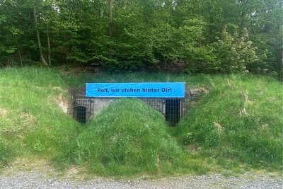 Eine aktuelle Sympathiebekundung am Straßenrand von Großschirma für Rolf Weigand.