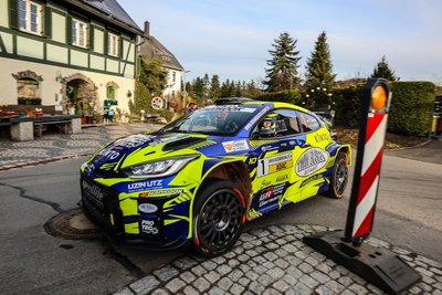 Philip Geipel ging am Freitagabend in Führung und gab sie nicht mehr her. Der Toyota-Pilot aus Plauen feierte seinen dritten „Erze“-Gesamtsieg.