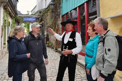 Altstadtbummel mit Stadtführer Ralf Vodel (Mitte), alias Samuel George, und Gästen aus Brandenburg.