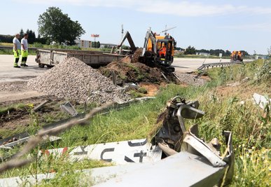 Der Unfall hinterließ schwere Schäden an den Leitplanken.