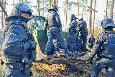 Die Beamten bedienten sich auch maschineller Unterstützung. Insgesamt wurden 54 Besetzer aus dem Camp gebracht, darunter ein 12-jähriger Junge. Foto: Celina Kintopp