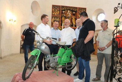 Das gibt es nur in Kürbitz: Ein SR 2-Moped in der Kirche. Da staunte kürzlich auch Ministerpräsident Kretschmer.