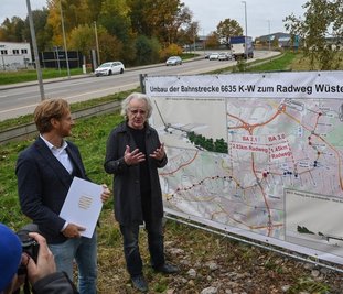 Baubürgermeister Michael Stötzer (links) und Brücken-Ingenieur Eckard Bothe am Standort der künftigen Brücke über die Kalkstraße. 
