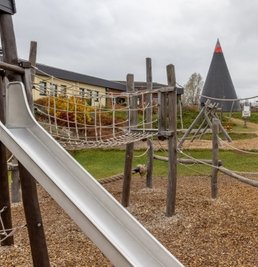 Auch der Spielplatz mit der kletterbaren Riesenräucherkerze in Crottendorf ist mit finanzieller Unterstützung aus dem Leader-Förderprogramm entstanden - nur ein Beispiel von vielen im Annaberger Land. 