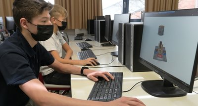 Die beiden Siebtklässler Emilio Grille (vorn) und Florian Tägl (hinten) gehören zu jenen Schülern an der ION, die das Ganztagsangebot zur Programmierung nutzen. 