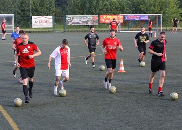 Die Fußballer des Meeraner SV II sind zurück auf dem Trainingsplatz. Am Sonntag steht gleich das erste Pflichtspiel an.l