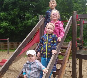 Gabriel, Nick, Jodie und Jakob (von unten nach oben) freuen sich mit den anderen Kindern auf die Festwoche in der Kita. 