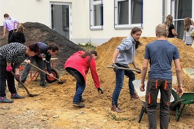 Schüler, Eltern, Lehrer und viele Helfer haben vor wenigen Tagen gemeinsam angepackt: In einer zweiten Aktion nach 2020 gestalteten sie ihren Schulhof weiter. 