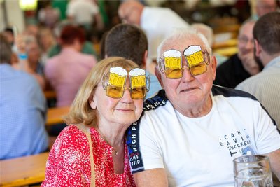 Roswitha und Günther Müller aus Plauen boten mit ihren Brillen einen besonderen Blickfang.