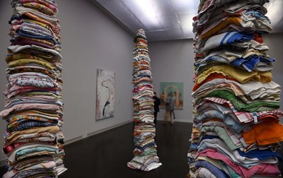 Die Handtuchtürme der textilen Skulptur "Towers" von Angelina Seibert beziehen sich auf jahrhundertelangen Frauenalltag.  