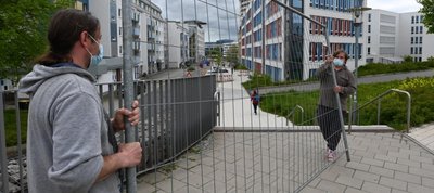 Auf dem Sonnenberg hat am Mittwoch der Aufbau einer Freiluftgalerie begonnen, die die Dresdner und die Sonnenstraße in eine "Kulturhauptstraße" verwandelt. Rechts im Bild Projektleiter René Bzdok. 