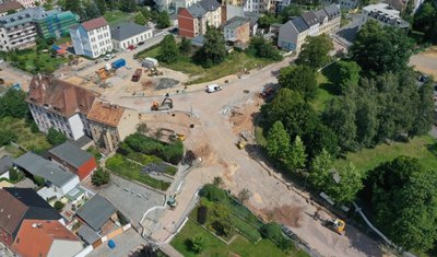 Der neue Straßenverlauf der B 175 am Gedächtnisplatz nimmt Konturen an. Am 30. September sollen die Arbeiten abgeschlossen sein. 
