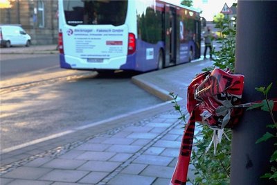 Ein zusammengeknotetes Absperrband der Polizei hängt im Juli vergangenen Jahres an einem Pfahl an einer Bushaltestelle vor dem Hofer Bahnhof. In der Nähe wurde ein Busfahrer aus Polen tödlich verletzt. An diesem Montag wurde das Urteil gegen den mutmaßlichen Täter gefällt.