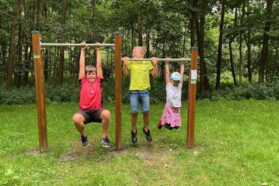 Franjo, Henry und Smilla probieren sich an den Reckstangen, die nun am Radweg Weißenborn stehen.