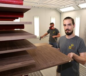 In dieser Kammer werden die einzelnen Bretter lackiert. Hinten Christian Morbach und vorn im Bild Valentin Sellnau. 