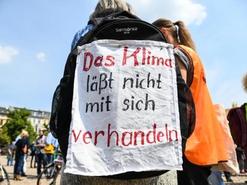            Schülerinnen und Schüler der Fridays for Future-Bewegung demonstrieren.