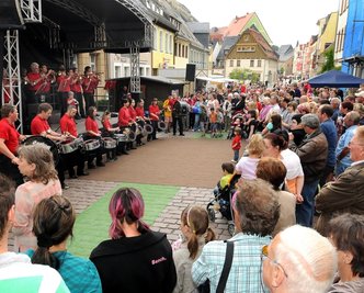 Das Fanfaren- und Trompetenkorps Zschopautal sorgte beim Shoppingtag 2011 in der Rochlitzer Weberstraße für Stimmung.