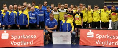 Die Teams des KSV Pausa (rechts) und des AV Germania Markneukirchen freuten sich darüber, endlich wieder vor Zuschauern ringen zu können. Nach dem Benefizkampf übergaben die Pausaer Ringer einen Spendenscheck in Höhe von 700 Euro an die Markneukirchener. 
