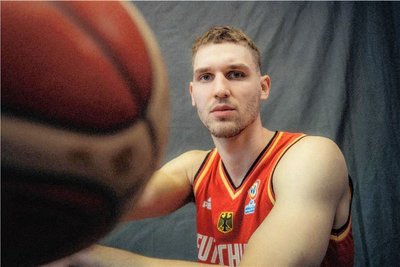 Auch beim Fotoshooting im Nationaldress war der gebürtige Chemnitzer dabei.