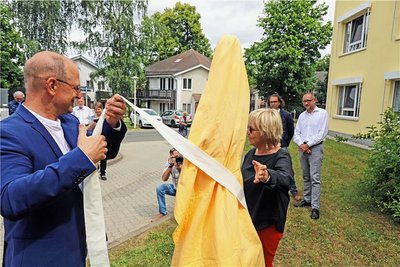 Gemeinsam enthüllen Eva Maria Kohl und Gerrit Kober, Leiter des Hauses „Elisabeth", die Skulptur „La Belle".