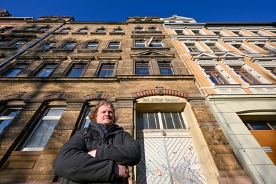 Lars Fassmann ist Eigentümer des Hauses Reinhardtstraße 9 auf dem Sonnenberg. Der Besitzer des Nachbarhauses Gunter Kaden hat eine kritische Meinung zu Fassmanns Aktivitäten im Immobiliensektor, möchte aber nicht fotografiert werden.