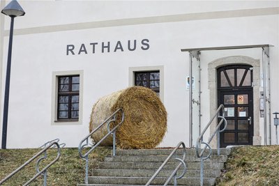 Das Rathaus in Weischlitz. Am Montagmorgen lag ein Heuballen vor der Eingangstür.