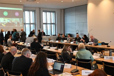 Der Ausschuss für Soziales und gesellschaftlichen Zusammenhalt berät über das Integrationsgesetz. In der hintersten Reihe rechts Ulrich Vosgerau, in der Mitte Geert Mackenroth.
