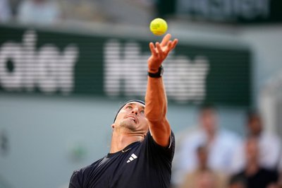 Alexander Zverev und der Ball. 