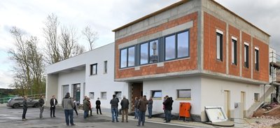 Stippvisite des Gemeinderats in der neuen Wache. An der Fassade fehlt noch immer die Verkleidung, es gibt einen Lieferengpass. 