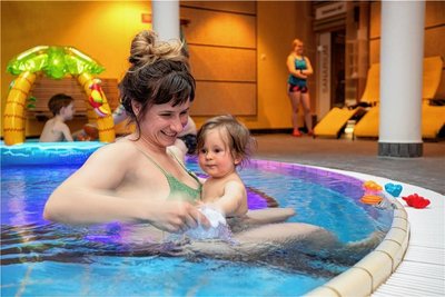 Mutti Julia hat mit Quinn bereits die Babysauna in Plauen besucht.