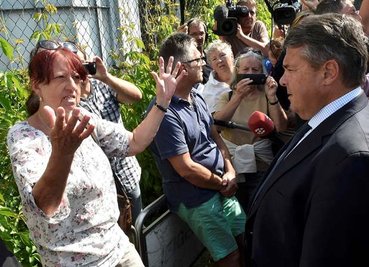 Sigmar Gabriel (SPD) sucht in Heidenau das Gespräch mit Anwohnern, Flüchtlingen - und der Presse.
