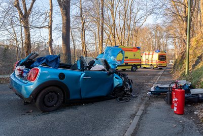 Bei einem Verkehrsunfall auf der Alten Rodewischer Straße in Auerbach sind am Donnerstagnachmittag zwei Menschen verletzt worden.