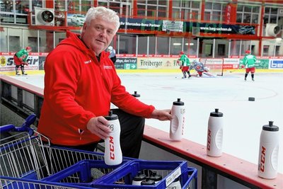 Klaus Schietzold hat seinen Arbeitsplatz auf der Eispiraten-Bank geräumt. Er ist nicht mehr Mannschaftsleiter. 