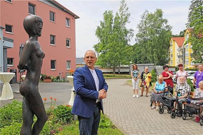 Hausleiter Gerrit Kober mit der Skulptur „La Belle".