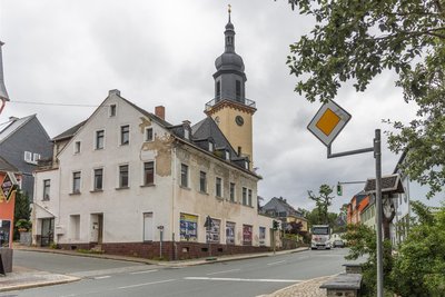 Schandfleck: die Kirchstraße 2 direkt an der B 95. Die Stadt plant den Erwerb und den Abriss des Gebäudes.