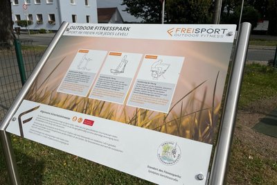 Auf einer Tafel wird erklärt, wie man die Fitnessgeräte in Berthelsdorf und Weißenborn richtig benutzt.