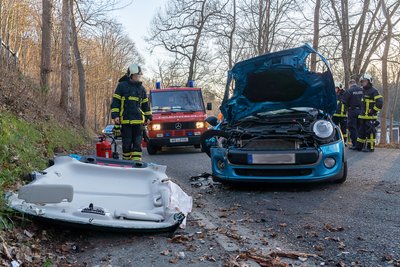 Ein Kleinwagen prallte laut Polizei gegen einen Baum. 