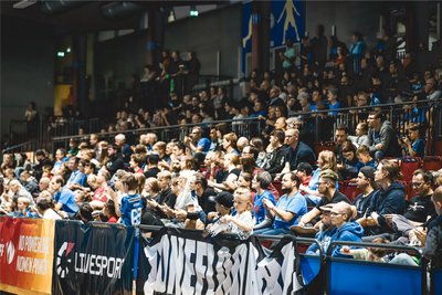 Mehr als 700 Fans sahen das Topspiel der Floorball-Bundesliga zwischen den Floor Fighters Chemnitz und dem UHC Weißenfels. Beim anschließenden Spiel der tschechischen Liga waren es sogar 800 Fans.