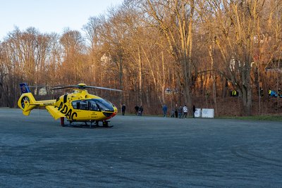 Ein Rettungshubschrauber flog eine Verletzte ins Krankenhaus.
