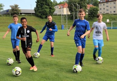 Volles Haus auf der Jahnkampfbahn: Beim SV Barkas Frankenberg sind inzwischen alle Nachwuchsteams ins Training eingestiegen. Auch die D1-Junioren von Trainer Jens Tuschy, freuen sich alles wieder normal läuft. 