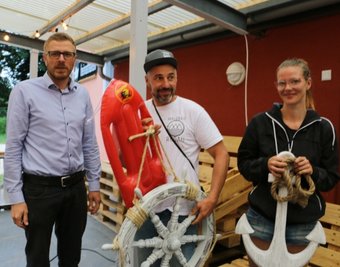 Bürgermeister Michael Frisch (links) überraschte Badbetreiber André Schatz und Pia Mönnig mit Geschenken. 