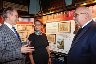 465 Jahre altes Buch von Georgius Agricola restauriert - Der Chef der Ratsschulbibliothek Lutz Mahnke, die Vorsitzende des Vereins "Freunde der Ratsschulbibliothek", Heike Angermann, und der Reinsdorfer Bürgermeister Steffen Ludwig (von links) vor der Ausstellung zu Agricola und seinem Buch "Vom Bergwerk XII Bücher". 