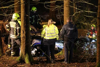 47-Jähriger verstirbt nach Unfall zwischen Chemnitz und Erdmannsdorf - Ein Audi hat sich überschlagen und blieb auf dem Dach liegen.
