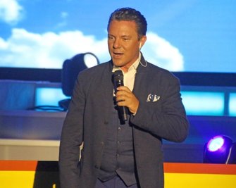 Gut gelaunt begrüßte Stefan Mross sein Publikum im Freiberger Kultur- und Ballhaus Tivoli.