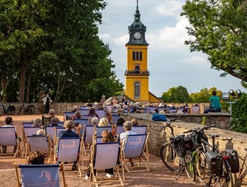 Vom Arial rund um die Schlosslinde hatten die Besucher in den Liegestühlen einen hervorragenden Blick zur Stadtkirche St. Petri mit dem Posaunenchor aus Albernau.